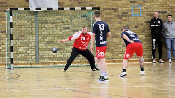 Ronneburgs Torhüter Jacky Boy unterliegt 41 Sekunden vor Spielende im Siebenmeterwurf dem Altenburger Luca Bocher, dem am Ende spielentscheidenden Treffer (Foto: Wolfgang Wukasch)