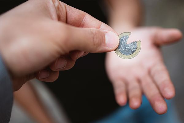 Vom Euro ein Stück abgeknapst: Beim Bürgergeld soll es eine Kürzung um 10 Prozent geben. Die Gewerkschaft NGG Thüringen warnt: „Das sind nur 10 Cent vom Euro. Wenn die aber beim Bäcker oder an der Supermarktkasse fehlen, dann gibt’s keine Brötchen und keine Milch. So einfach ist das.“ Statt beim Bürgergeld zu kürzen, soll der Staat intensiver gegen Steuerhinterziehung vorgehen, fordert die Gewerkschaft. Außerdem müsse er die Erbschaftssteuer für Millionäre reformieren und den Spitzensteuersatz anheben. (Foto: NGG | Florian Göricke)