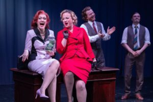 „Der Teufelsplan von Planet Pluto“_v.l.n.r. im Vordergrund Antonia Marie Waßmund als Matilda van Buren, Michaela Dazian als Lucinda Marsh (Foto: Ronny Ristok)