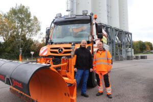 Straßenwärter Mirko Etzold (r.) und Mechaniker Renè Grigulewitsch haben in den zurückliegenden Wochen mit ihren Kollegen die Fahrzeuge für den Winterdienst vorbereitet. (Foto: Landratsamt)