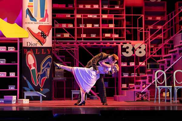 Meine Schwester und ich_Julia Gromball als Dolly Fleuriot und Kai Wefer als Dr. Roger Fleuriot (Foto: Ronny Ristok)
