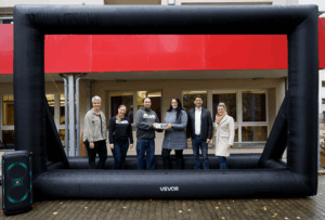 Bei der offiziellen Übergabe des Freiluftkinos (von links): Lina Taubert (Stadtverwaltung), Marianne Demmler (Projekt INKA), Patrick Wagner (Projekt INKA), Franziska Wittig (JuSeFa), André Neumann (Oberbürgermeister) und Kristina Naske (JuSeFa). (Foto: Franziska Ebert)