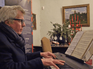 Matthias von Hintzenstern unterstützt das Museum Burg Posterstein seit Jahren – für den „Advent im Salon“ hat er historische, weihnachtliche Stücke ausgewählt (Foto: Hannes Menzer).