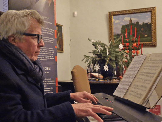 Matthias von Hintzenstern unterstützt das Museum Burg Posterstein seit Jahren – für den „Advent im Salon“ hat er historische, weihnachtliche Stücke ausgewählt (Foto: Hannes Menzer).