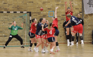 Die Altenburgerinnen vor dem Gästetor. Vivien Maria Klöppel wirft (Foto: Wolfgang Wukasch)