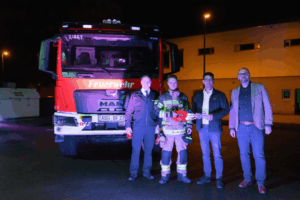 : v. l.: Meik Zimny (Leiter Feuerwehr), Niclas Schubert (Brandmeister), André Neumann (Oberbürgermeister), Torsten Weiß (Fachbereichsleiter Soziales, Bildung und Ordnungsangelegenheiten) (Foto: Stadt Altenburg)