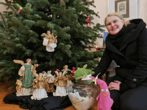 Museumsmitarbeiterin Franziska Huberty mit den Burggeistern und dem Lostopf. (Foto: Burg Posterstein)
