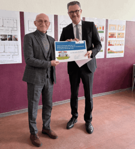 Minister Christian Tischner überreicht die Fördermittel (Foto: Landratsamt Altenburger Land)