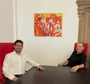 Oberbürgermeister André Neumann (links) mit dem Künstler Michael Goller vor dem Werk „2015_2“ im Altenburger Rathaus, (Foto: Lindenau-Museum Altenburg/Julia Wiehenstroth)