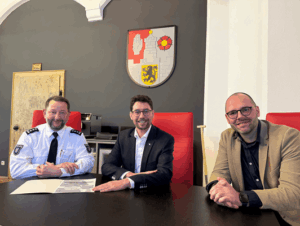Sie bekräftigten die Sicherheitspartnerschaft (von links): 1. Polizeihauptkommissar Ronny Hatzel, Oberbürgermeister André Neumann und Fachbereichsleiter Torsten Weiß. (Foto: Stadt Altenburg)
