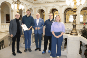Übergabe des Fördermittelbescheides im Landratsamt. Im Foto von links nach rechts: Uwe Melzer (Landrat), Thorben Hornung (Valere Agrar Service GmbH), Michael Apel (Leiter des Fachdienstes Wirtschaft und Tourismus im Landratsamt), Marcus Raschke (Projektsteuerer für das Bundesprogramm "UNTERNEHMEN REVIER" bei der Stabsstelle Strukturwandel im Burgenlandkreis) und Pia Castell (Projektleitung UNTERNEHMEN REVIER, Regionalpartner im Bundesmodellvorhaben, Metropolregion Mitteldeutschland Management GmbH) (Foto: LRA Altenburg)