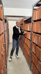 Fachdienstleiterin Silke Manger im Archiv (Foto: Landratsamt Altenburger Land)