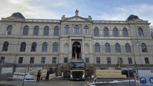 Mit einem LKW-Ladearm wurden die Balken für die Deckenstabilisierung ins Museum gehoben. (Foto: Landratsamt Altenburger Land)