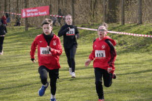 2 km – Lauf (AK 13): v.l. Bruno Sojka, Jette Haubner und Lennert Franke (Foto: Thomas Jäschke)