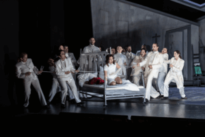 „Lucia di Lammermoor“ Mitte Julia Gromball als Lucia mit Opernchor (Foto: Ronny_Ristok)