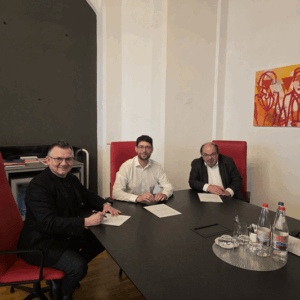 Geschäftsführer Ingo Friedl (links), Oberbürgermeister André Neumann und Bürgermeister Frank Rosenfeld bei der Vertragsunterzeichnung. (Foto: Marcel Schmidt)