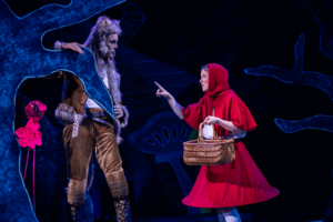 „Rotkäppchen und der Wolf“_Schauspielerin Leah Eleonora Geber als Rottkäppchen und Schauspieler Thomas C. Zinke als Isegrim (Foto: Ronny Ristok)