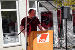 Thomas Jäschke spricht bei der DGB-Kundgebung zum 1. Mai auf dem Altenburger Roßplan zu den Teilnehmern. (Foto: DGB)