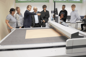 Freuen sich über den neuen Schneidplotter: v.l.n.r. Annett Franke (Fachbereichsleiterin Papierverarbeitung), Tilly Tschischgale (Fachlehrerin CAD Konstruktion), Christopher Wegner (Fachbereichsleiter Papiererzeugung), Christian Schrödter (Vorsitzender Förderverein P2V-Zentrum Altenburg e.V.) sowie die Berufsschüler Tom Fischer, Devin Hartmann und Leon Clasen. (Foto: Landratsamt)