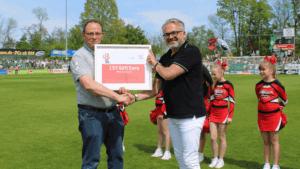 Landessportbund-Vizepräsident Lutz Scherf (rechts im Bild) übergibt den symbolischen Förderscheck an ZFC-Präsident Hubert Wolf. (Foto: Verein)