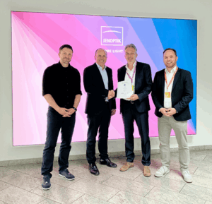 Von links: Eric Scheel (Koordinator Betriebliches Gesundheitsmanagement/HR, AOK PLUS), Olaf Drillisch-Saathoff (Vice President Global HR, Jenoptik), Igor Kästel (Leiter des Regio-nalcenters Jena/Gera/Weimar, AOK PLUS), Sebastian Weber (Key Account Manager, AOK PLUS) (Foto: © Jenoptik)