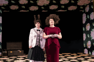 „Minna von Barnhelm“ v. l. n. r. Schauspielerin Leah Eleonora Geber als Franciska, Schauspielerin Michaela Dazian als Minna von Barnhelm (Foto: Ronny Ristok)