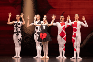 „Pulcinella“ Mitte Melissa Escalona Gutierrez und Tänzer des Thüringer Staatsballetts (Foto: Ronny Ristok)