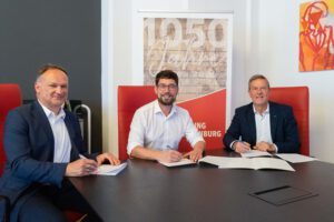 Sie unterzeichneten die Vereinbarung: Raik Romisch (links) und Holger Schmidt für die VR-Bank sowie Altenburgs Oberbürgermeister André Neumann (Bildmitte). (Foto: Franziska Ebert)