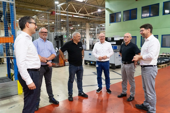 Den Besuchern wurde die Produktion gezeigt (von links): Geschäftsleiter Dr. Sebastian Simon, Werksleiter Thomas Kawaschinski, Betriebsrat Uwe Roder, Wirtschaftsförderer Michael Apel, Landrat Uwe Melzer und Oberbürgermeister André Neumann. (Foto: F. Ebert)