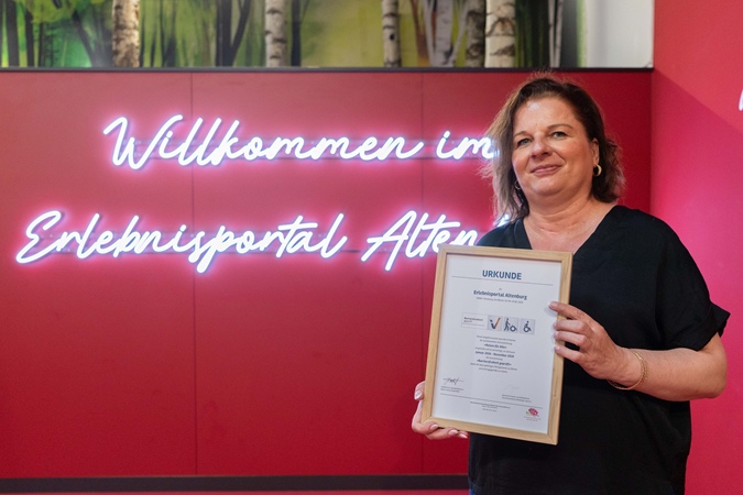 Frances Zeising, Mitarbeiterin im Erlebnisportal, zeigt die Auszeichnung. (Foto: Franziska Ebert)