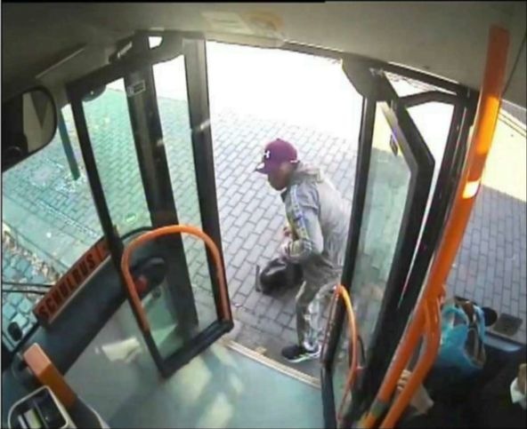 Busfahrer in Altenburg mit Messer bedroht – Polizei sucht Zeugen