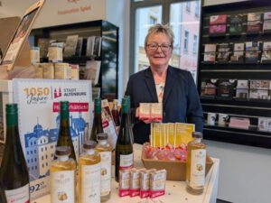 Die besonderen Skatkarten sind – wie weitere Jubiläums-Produkte – in der Tourismus-Information erhältlich. (Foto: Adrienne Heinicke)