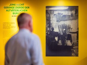 Ausstellungsansicht „Koffer, Kutschen und Kartons – 200 Jahre Ankommen in Altenburg“, Schlossmuseum Altenburg, 2026, (Foto: Philipp Hort)