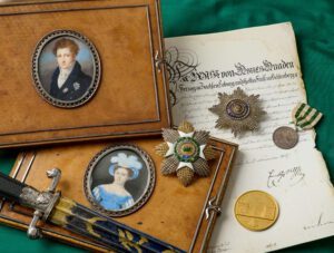 Szenographie mit Objekten und Dokumenten aus dem Besitz Herzog Ernst I. von Sachsen-Coburg und Gotha, Kunstsammlungen der Veste Coburg, Landesarchiv Thüringen – Staatsarchiv Gotha, (Foto: Dieter Ertel)