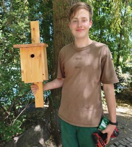 Julian Pieper präsentiert einen der Nistkästen (Foto: B. Ebeler)