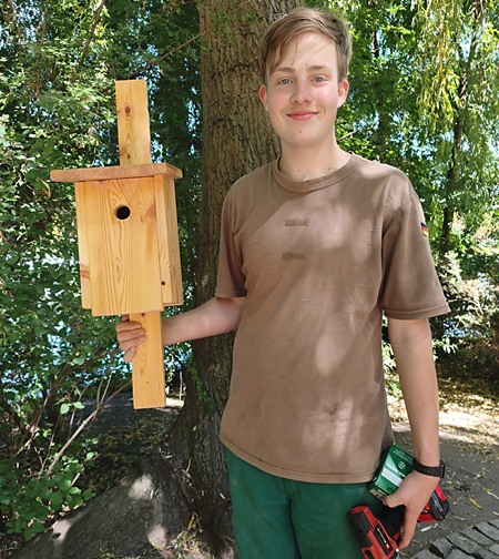 Julian Pieper präsentiert einen der Nistkästen (Foto: B. Ebeler)