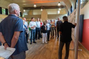 Die Jury für Neugestaltung des Bahnhofsvorplatzes schaut sich die Entwürfe in der Music-Hall an(Foto: Franziska Ebert)
