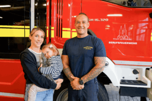 Kerstin Prößdorf mit Cleo holten sich das Plüschtier bei Feuerwehrmann Patrick Birr ab. (Foto: Franziska Ebert)