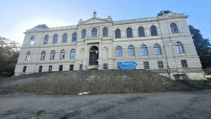 Erdwall vorm Lindenau-Museum Altenburg. (Foto: Landratsamt)