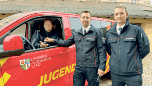 v. l. n. r. Kreisjugendfeuerwehrwart Stephan Penndorf, Kreisbrandinspektor Florian Körner und stellvertretender Kreisjugendfeuerwehrwart Jan Simmert bei der Schlüsselübergabe. (Foto: Landratsamt)