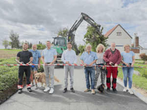 symbolischen Banddurchschnitt "An der Fasanerie" in Ehrenberg , von links nach rechts: Tom Zimmermann (Stadtverwaltung Altenburg), Stefan Seeger (Anwohner), Jens Köhler (Baufirma ATS), Oberbürgermeister André Neumann, Ortsteilbürgermeister Ehrenberg Jörg Wenzel, Veronika Michaelis (Anwohnerin), Jens Neuwirth (Stadtverwaltung Altenburg) und Christine Tschorn (Stadtverwaltung Altenburg).( Foto: Tino Scharschmidt)
