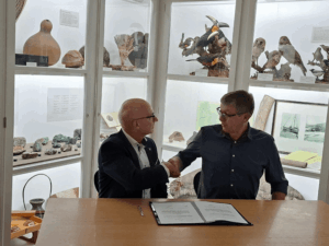 Landrat Uwe Melzer (links) und der stellvertretende Vorsitzende der Naturforschenden Gesellschaft, Knut Schröder, unterzeichnen die Verlängerung des Trägerschaftsvertrages für das Mauritianum. Die neue Vereinbarung gilt ab 1. Januar 2028 für weitere zehn Jahre. (Foto: Mauritianum)