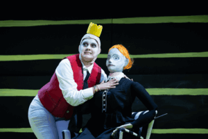 „Yvonne, die Burgunderprinzessin“ Antonia Marie Waßmund als Prinz, Puppe Yvonne (Foto: Ronny Ristok)