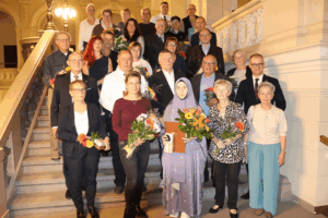Landrat Uwe Melzer (Reihe 2 links) und der Ehrenamtsbeauftragte der Thüringer Staatskanzlei Guntram Wothly (Reihe 2 rechts) mit den ausgezeichneten Ehrenamtlern. (Foto: Landratsamt)