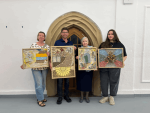 Bei der Übergabe der vier Kunstwerke an die Stadt Altenburg: Tochter, Oberbürgermeister André Neumann, Künstlerin Nelli Antonova und ihre Enkelin präsentieren jeweils eines der geschenkten Werke. (Foto: Marcel Schmidt)