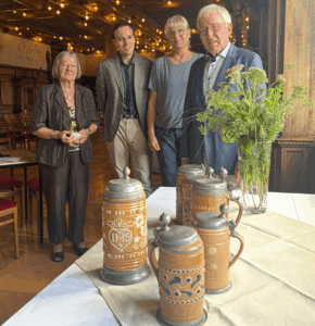 v. l. n. r.: Monika Kamprath, Vincent Rudolf, Beatrix Weinhold-Haucke und Karl-Ludwig Kamprath im Bachsaal des Residenzschlosses Altenburg bei der Schenkung der Perlkrüge an das Schlossmuseum Altenburg, (Foto: Lindenau-Museum Altenburg/Julia Wiehenstroth)