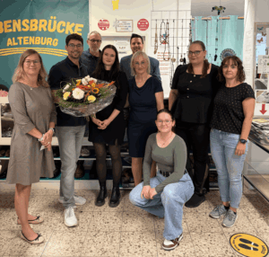 Beim Besuch des Stadtoberhaupts wurde ein Erinnerungsfoto gemacht (von links nach rechts): Katharina Hofmann (faw), Oberbürgermeister André Neumann, Jörg Neumerkel (Jobcenter), Sandra Kratzsch (faw), Tim Schaufuß (faw), Manuela Köhler (faw), Teilnehmerinnen Celine Harca-Hanza und Elisa Walent sowie Nannette Steinert (Jobcenter). (Foto: T. Scharschmidt)